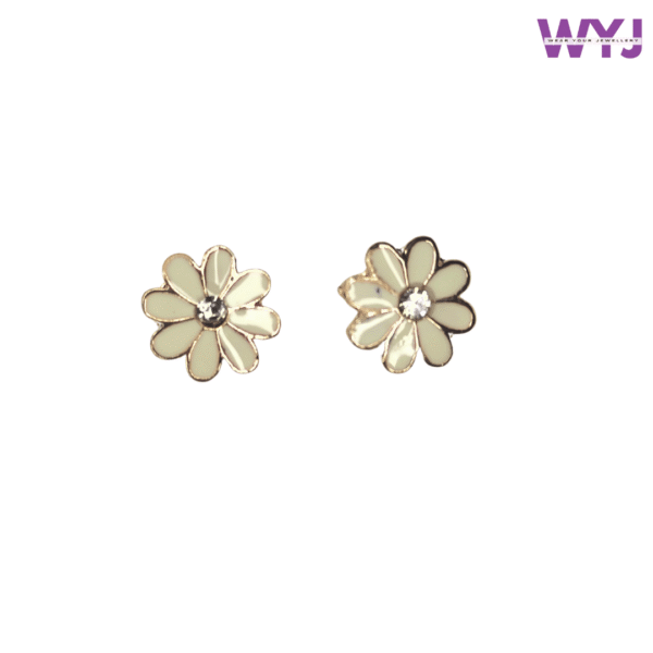 White Flower Stud Earrings – Elegant Daisy Design